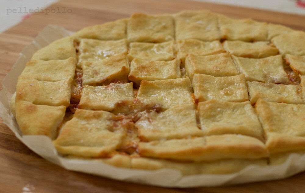 Schiacciata ripiena con speck e scamorza