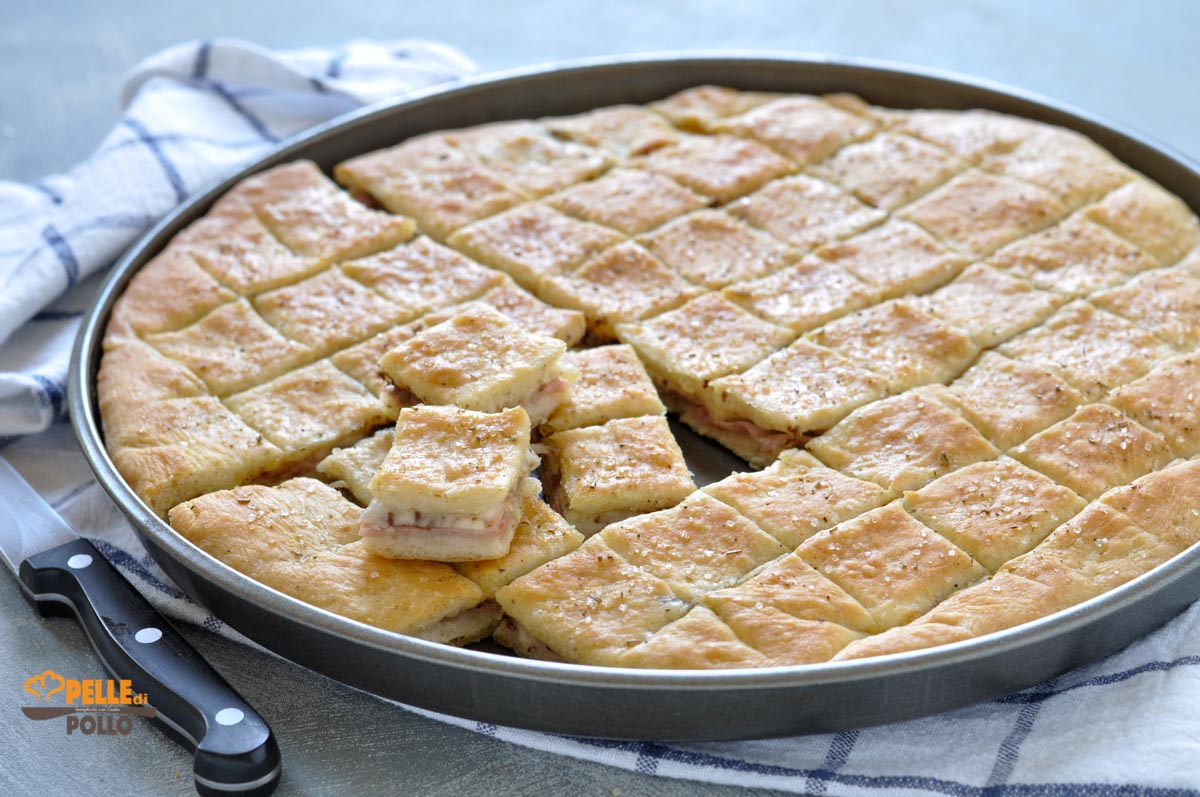 Schiacciata rustica ripiena con prosciutto e olive