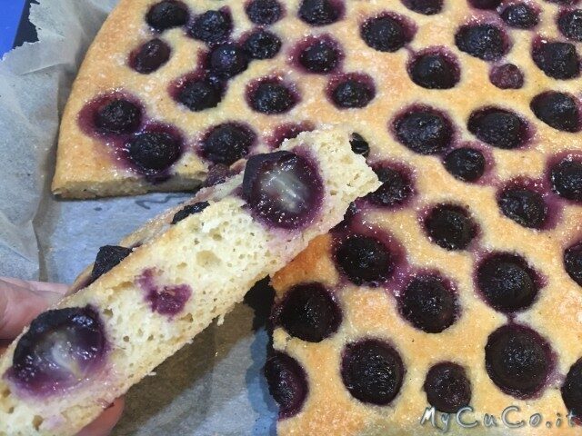 Schiacciata toscana con l’uva, senza glutine, impastata con il CuCo Moulinex