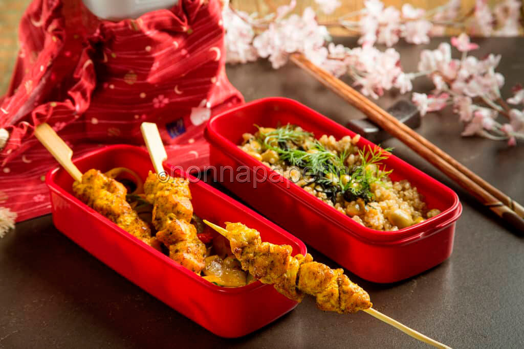Schiscetta alla orientale con spiedini di pollo al curry