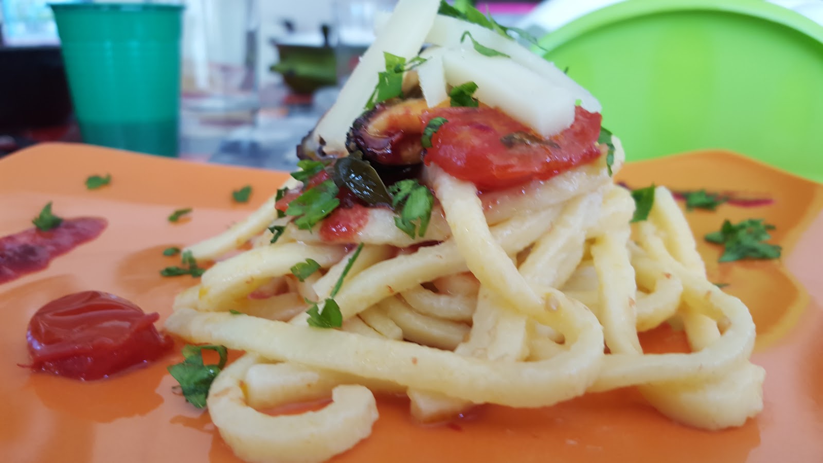 Scialatielli con cozze, composta di prugne e caciocavallo di bufala