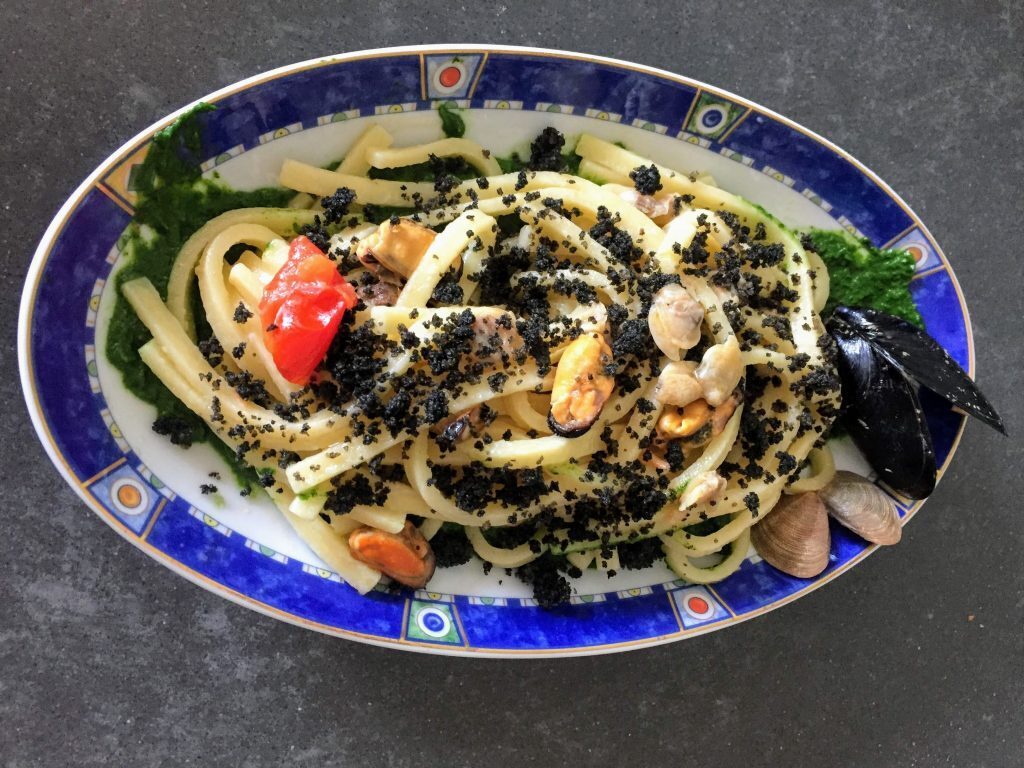 Scialatielli cozze, vongole e friarielli con mollica croccante al nero di seppia