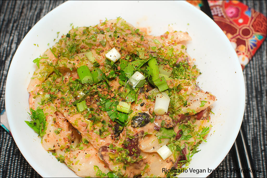 Scissor noodles con kimchi mayo e fagioli