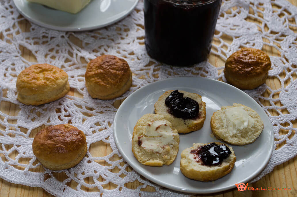 Scones al burro e confettura di ciliegie