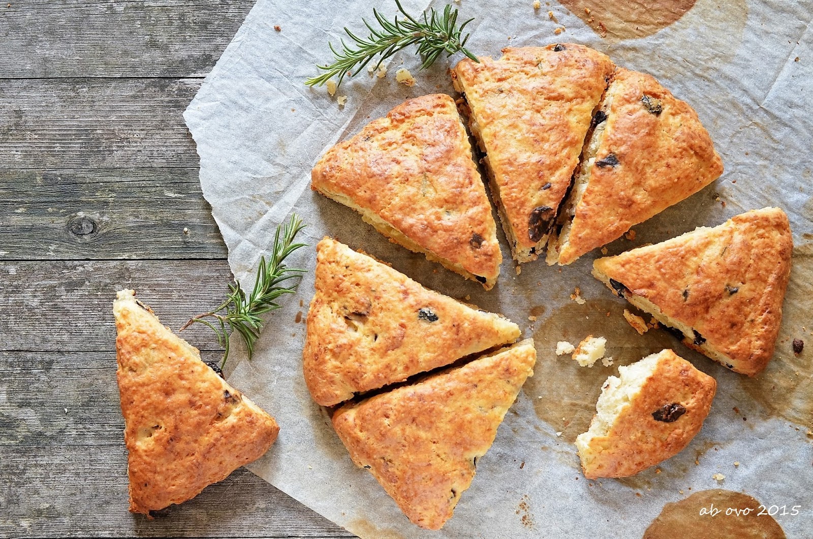 Scones al parmigiano, olive e rosmarino