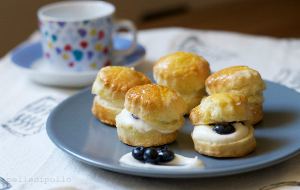 Scones dolci con crema al latte e mirtilli