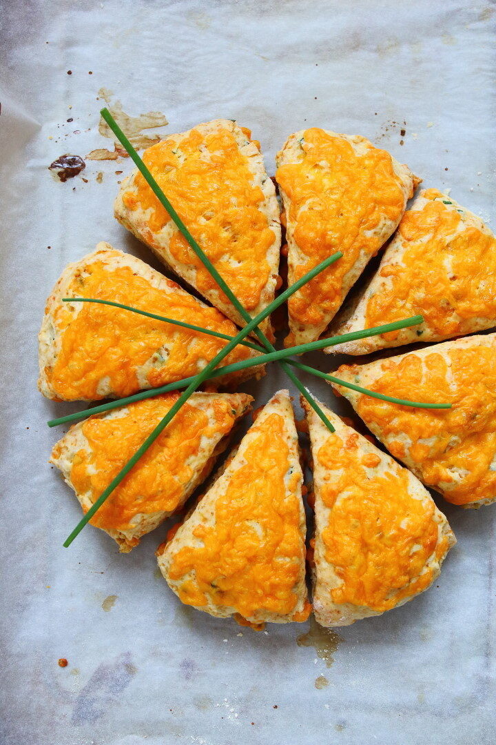 Scones salati con formaggio cheddar ed erba cipollina
