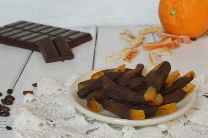 Scorzette di arancia ricoperte di cioccolato fondente