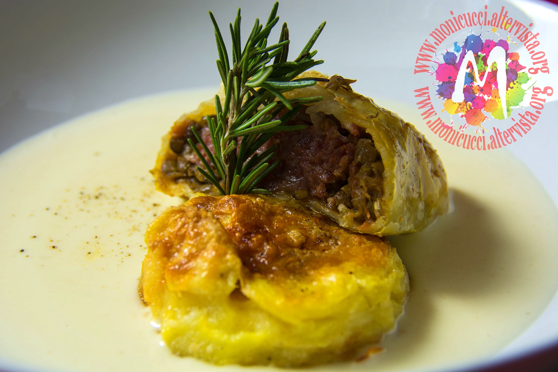 Scrigno di filetto con fonduta di parmigiano, funghi e patate al rosmarino