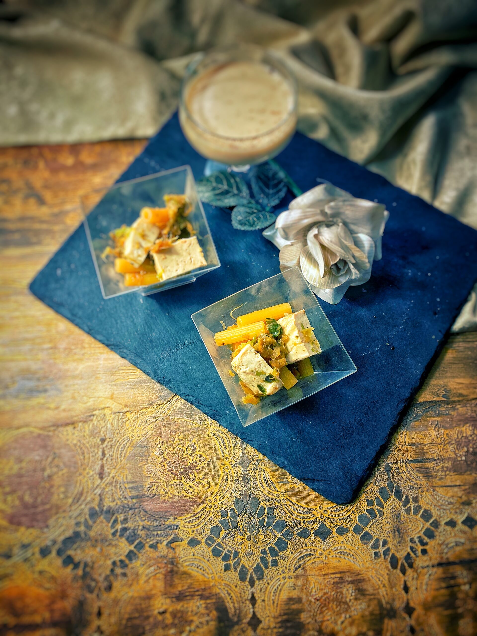 Sedani con tofu affumicato e verza e milk punch