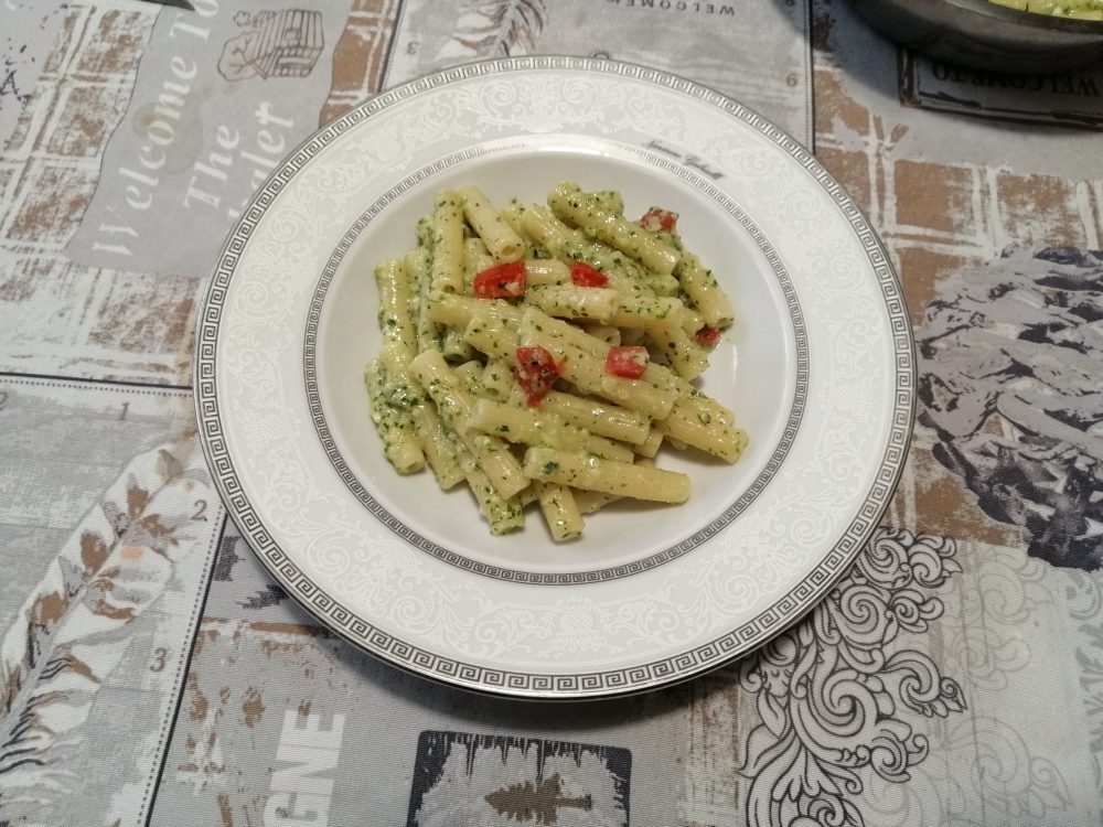 Sedanini al pesto di rucola e pomodorini