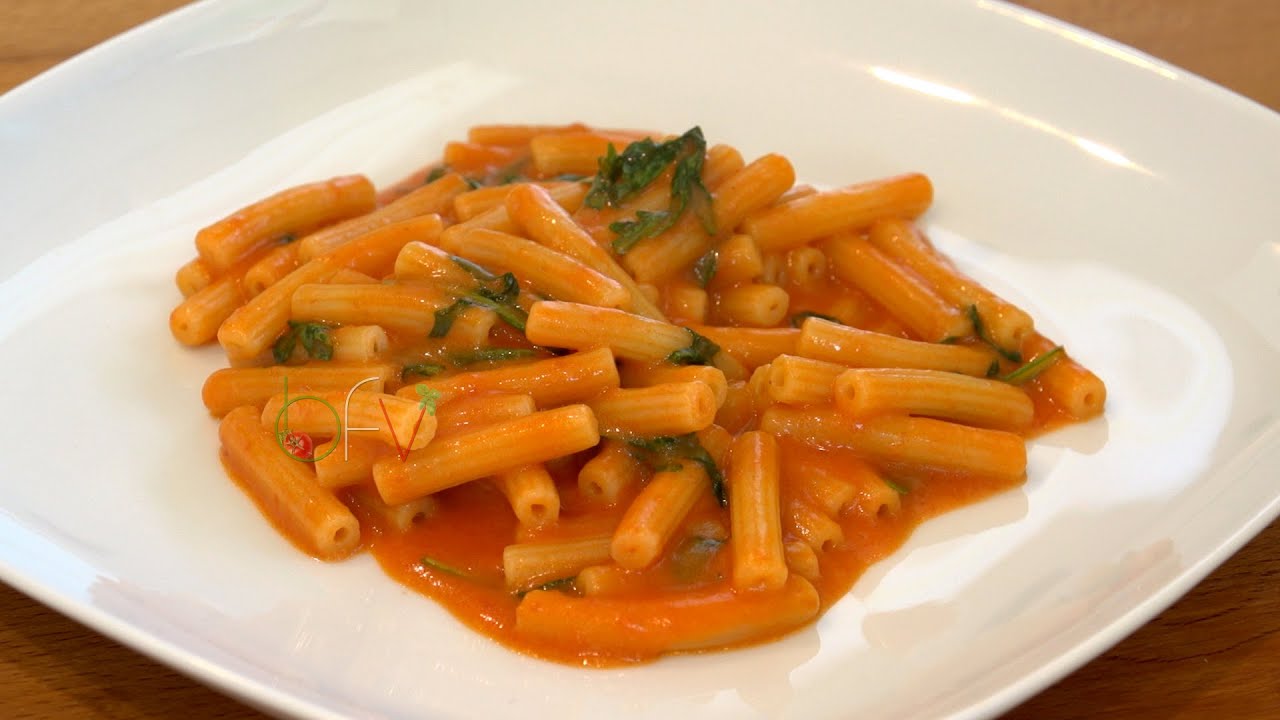 Sedanini con rucola, pomodoro e besciamella –  [videoricetta]