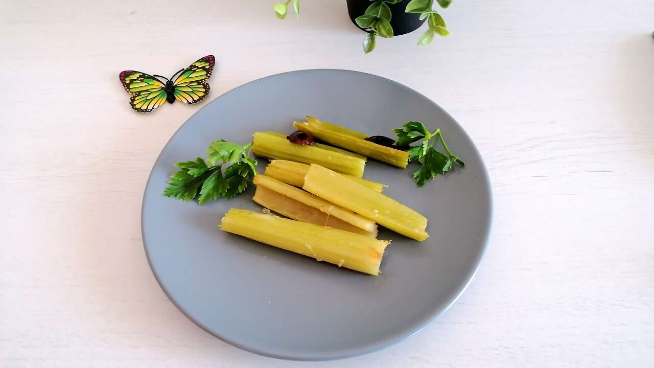Sedano al forno con olive, semplice e saporito