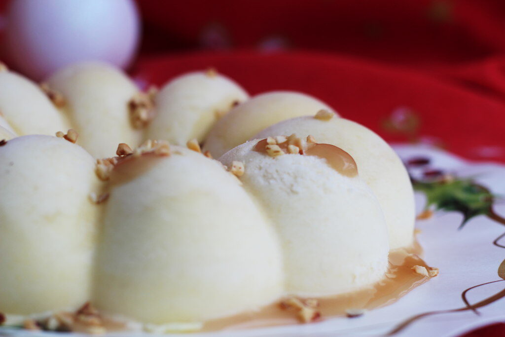 Semifreddo ai ricciarelli con salsa al vin santo