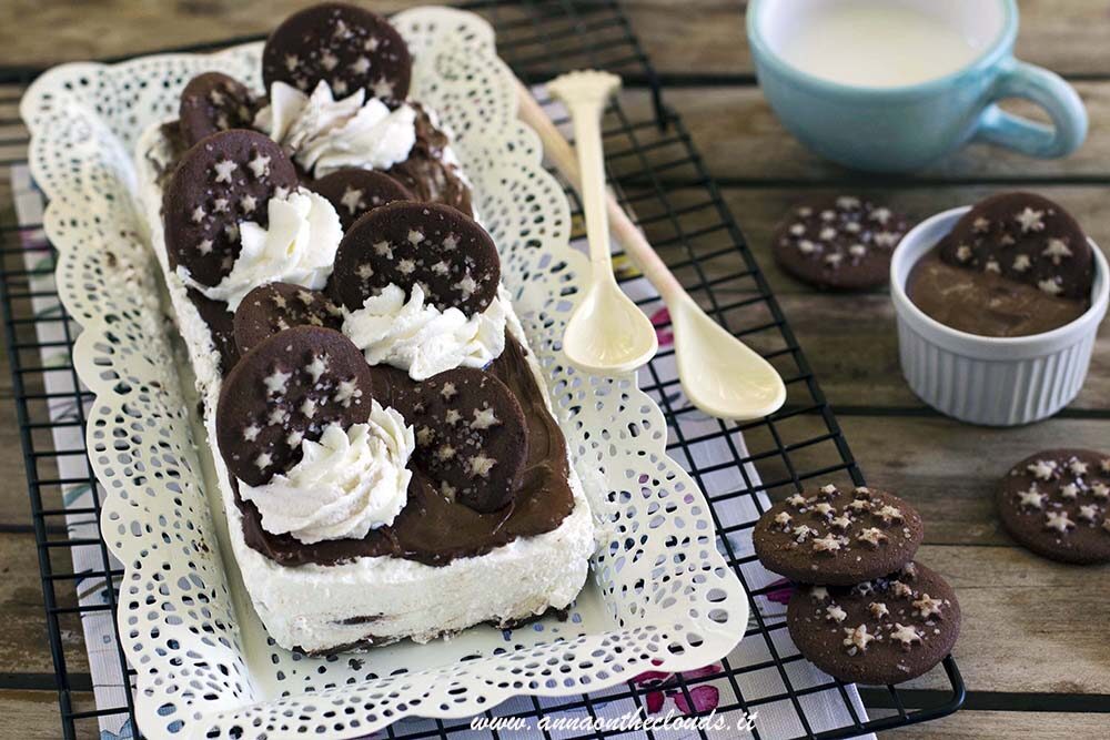Semifreddo al mascarpone, crema alla nocciola e pan di stelle: ricetta facile