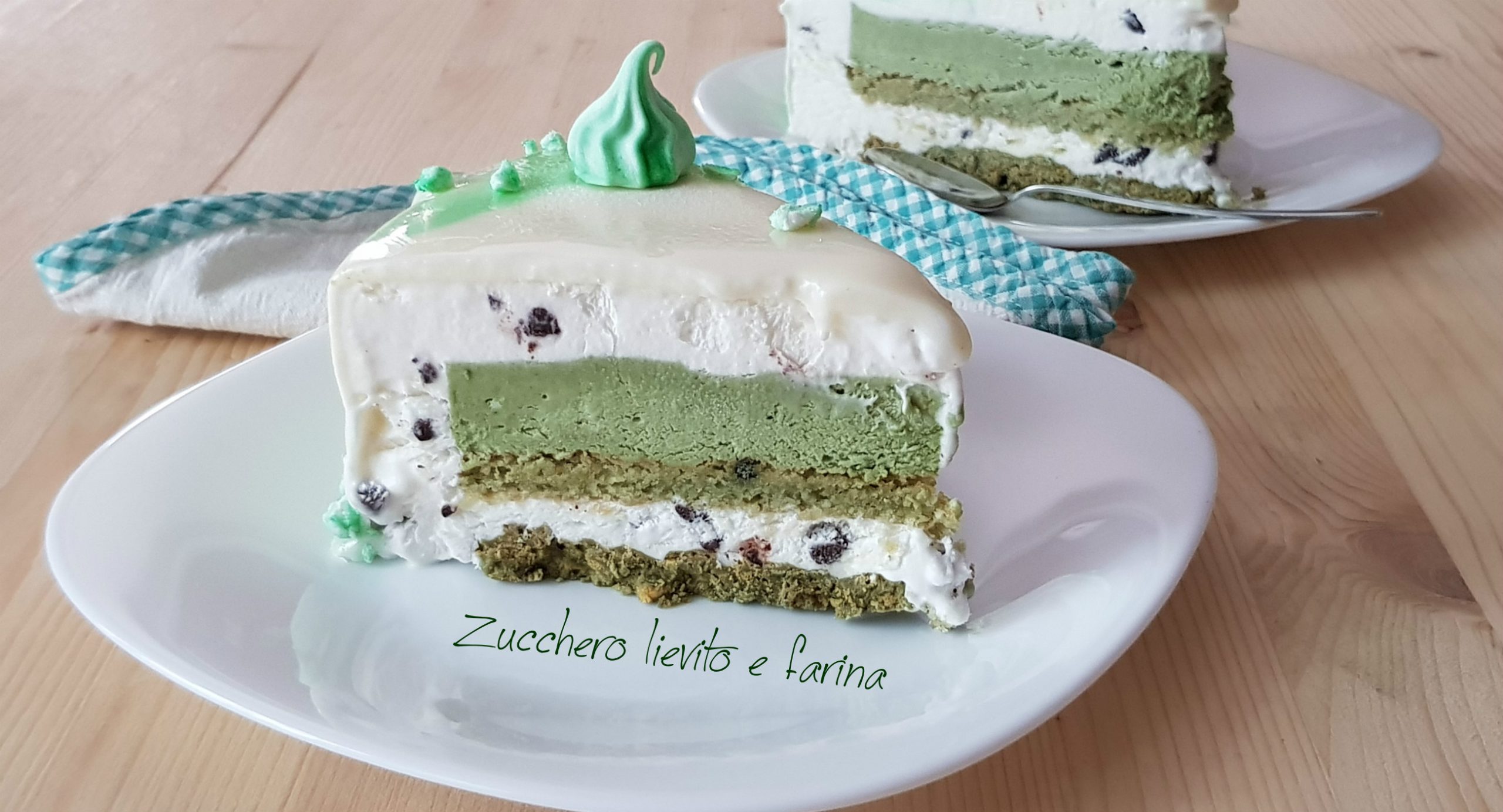 Semifreddo al pistacchio e panna con gocce di cioccolato