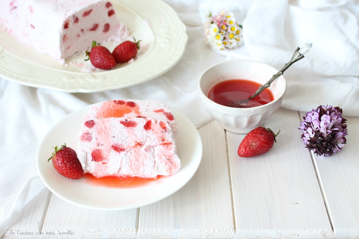 Semifreddo alle fragole facile e senza uova