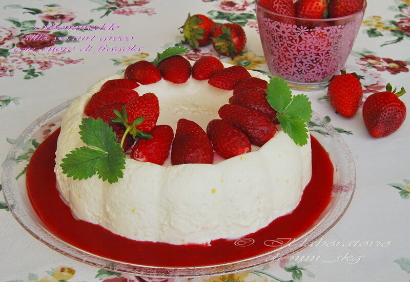 Semifreddo allo yogurt greco con cuore di fragola