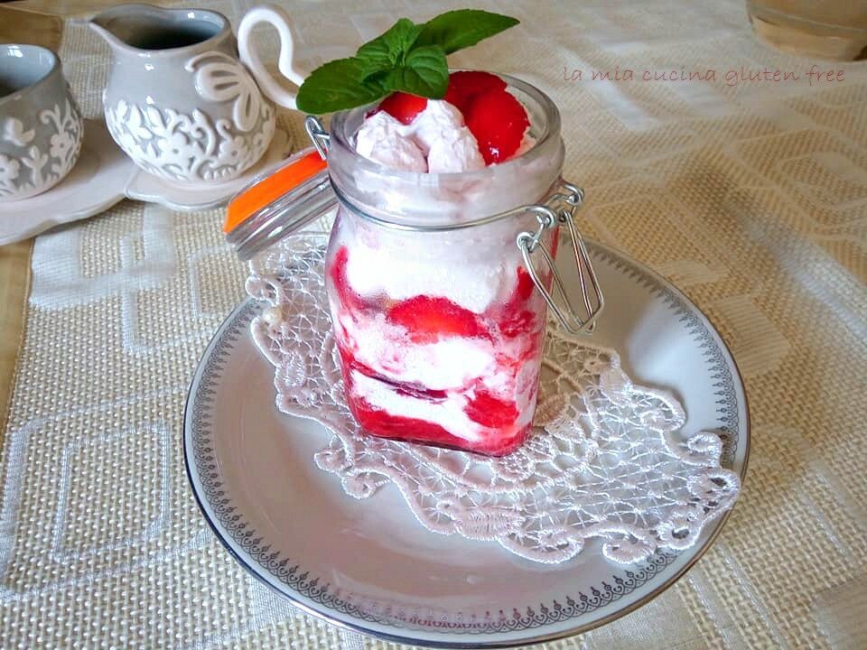 Semifreddo in barattolo con le fragole
