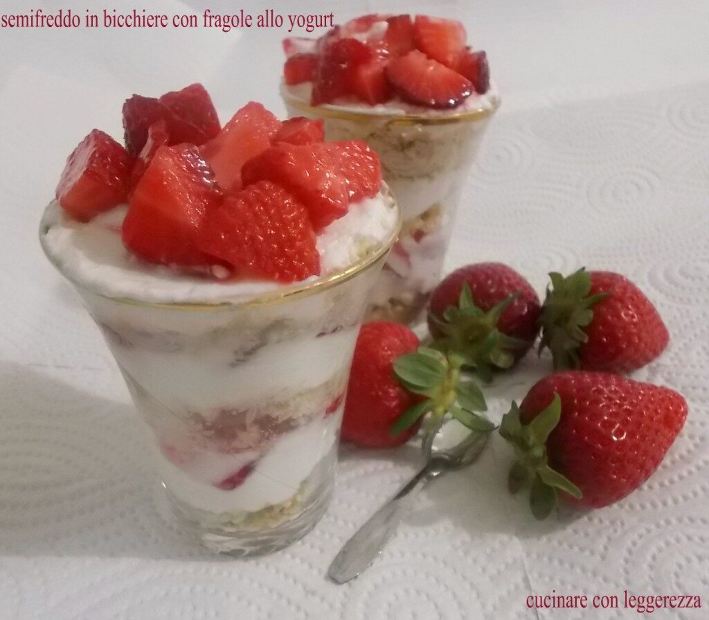 Semifreddo in bicchiere con fragole allo yogurt
