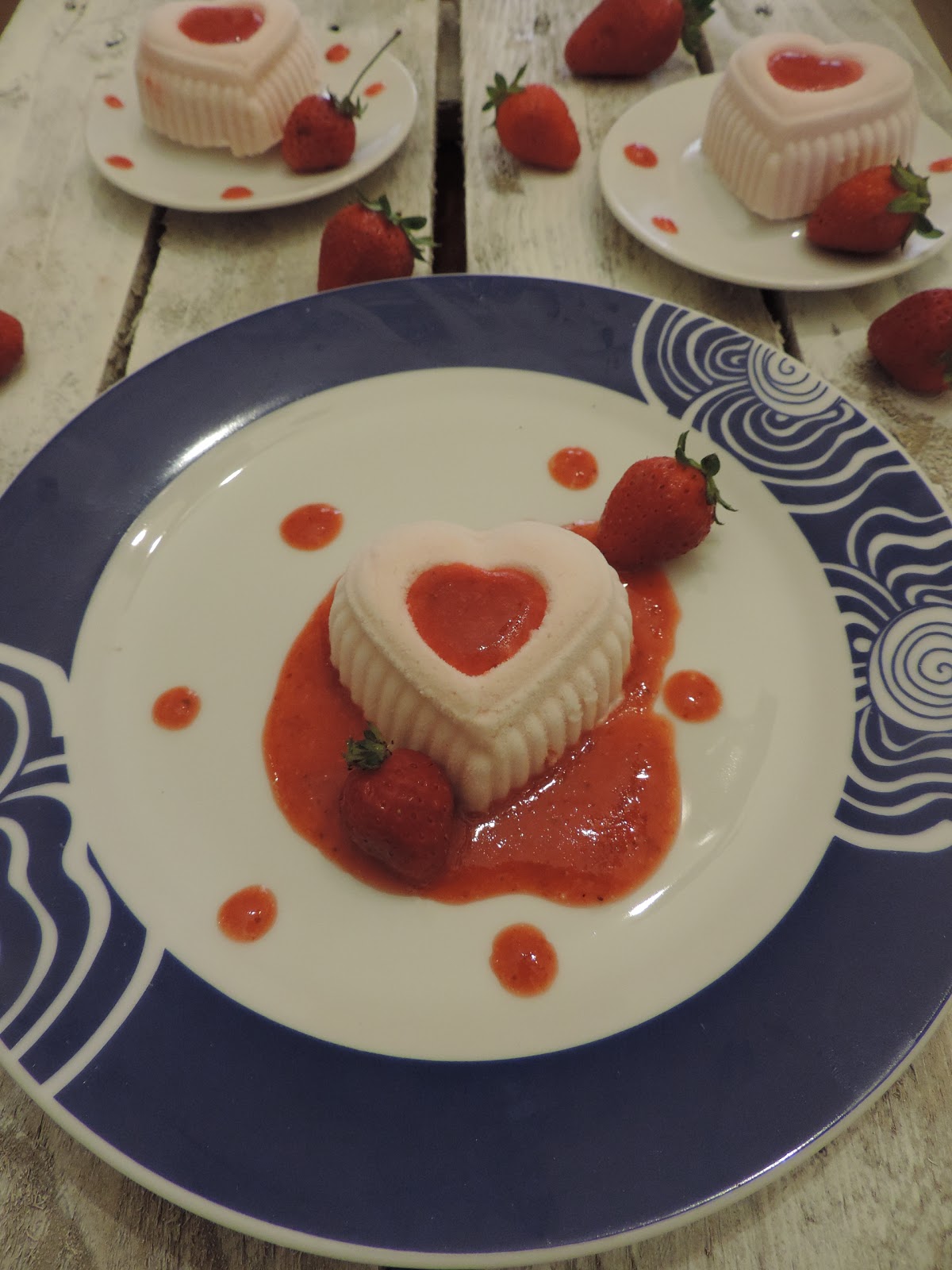 Semifreddo ricotta yogurt e salsa di fragole