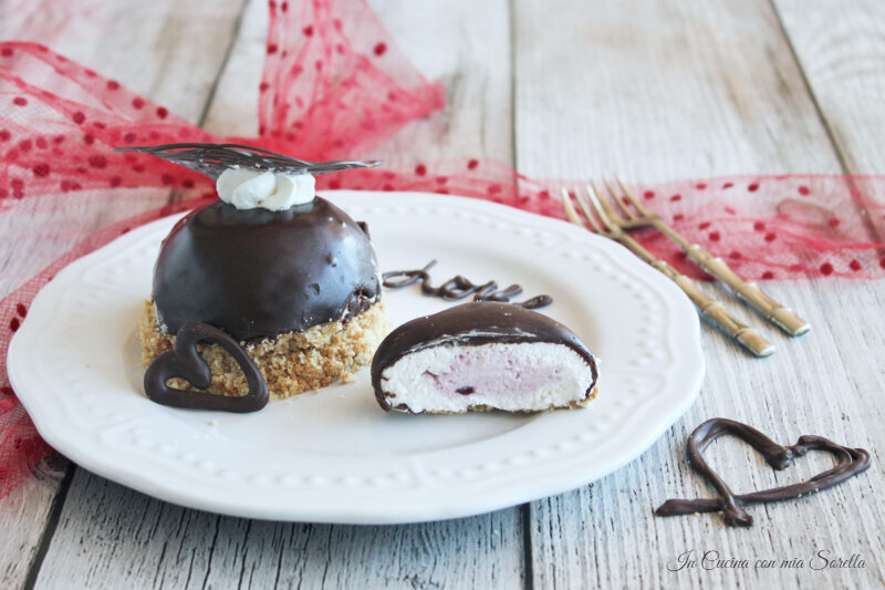 Semisfere al cioccolato e frutti di bosco