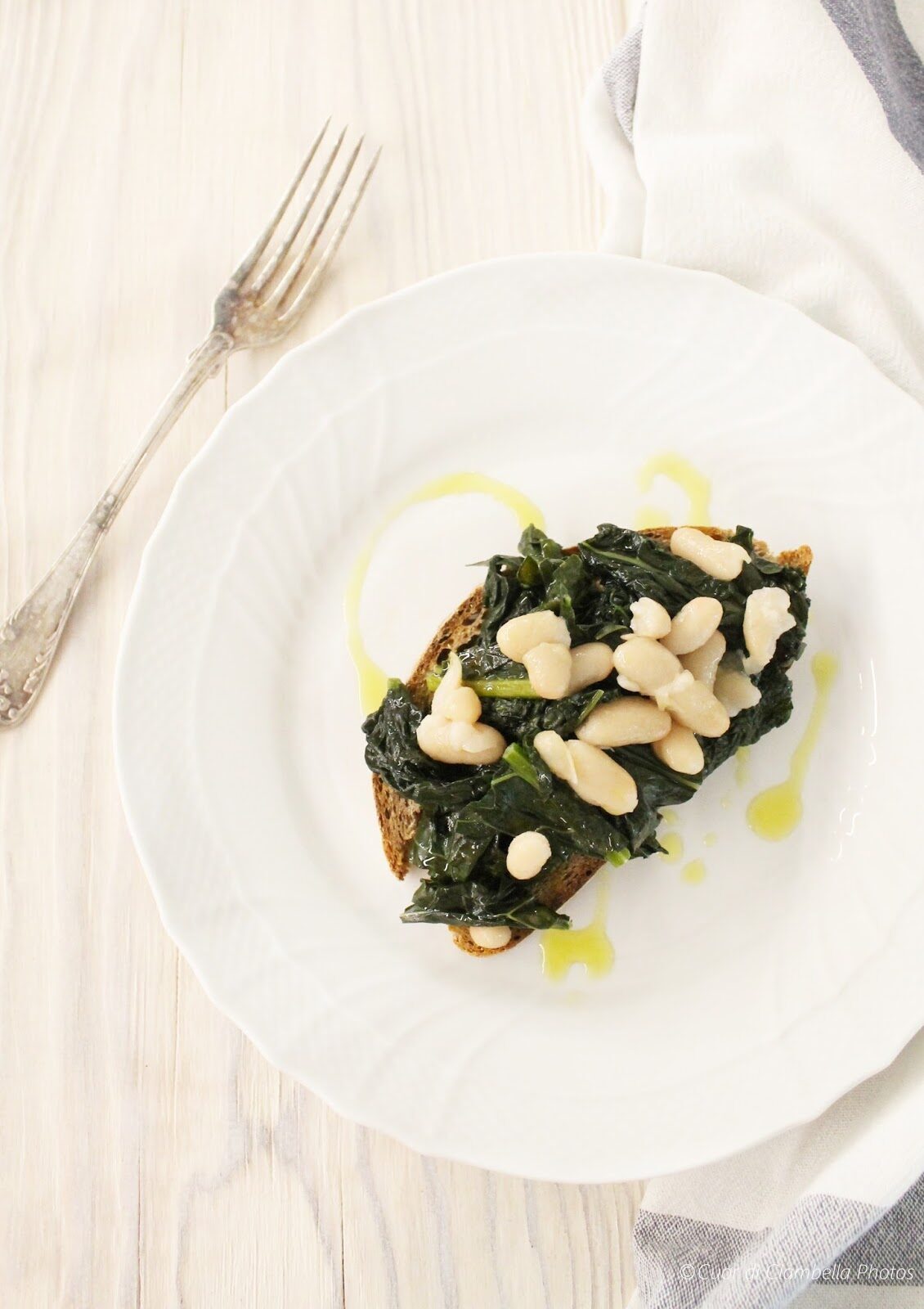 Semplicemente pane, cavolo nero, cannellini e olio nuovo