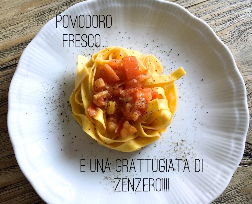 Semplicemente pomodoro fresco e zenzero. tagliatelle da urlo