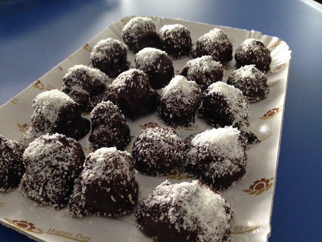 Senza bimby, cioccolatini ripieni al cocco pronti in due minuti