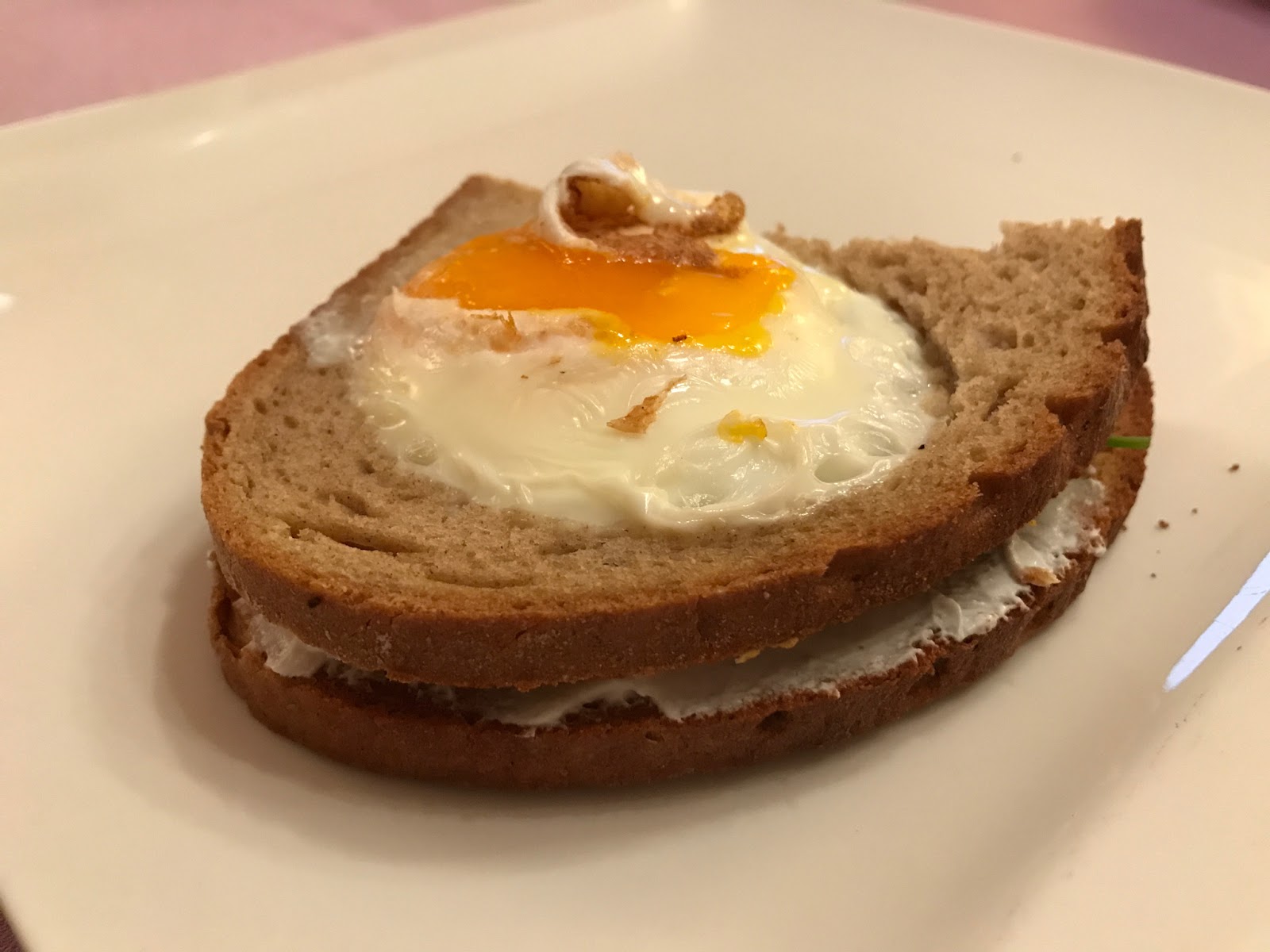 Senza bimby, egg-in-a-hole-sandwhic di pane di segale con uova al tegamino