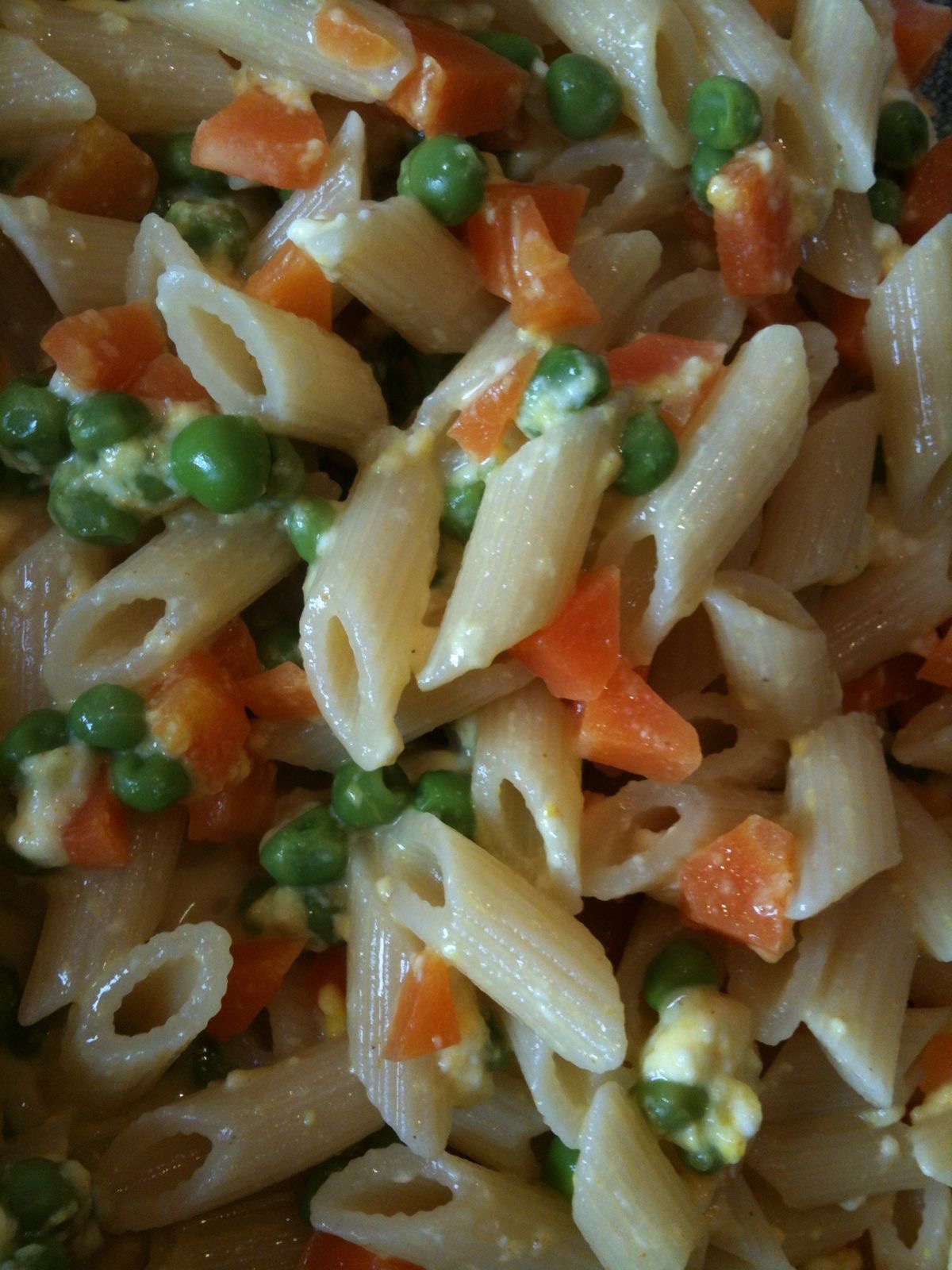 Senza Bimby, Mezze Penne Rigate con Carote, Piselli e Stracchino
