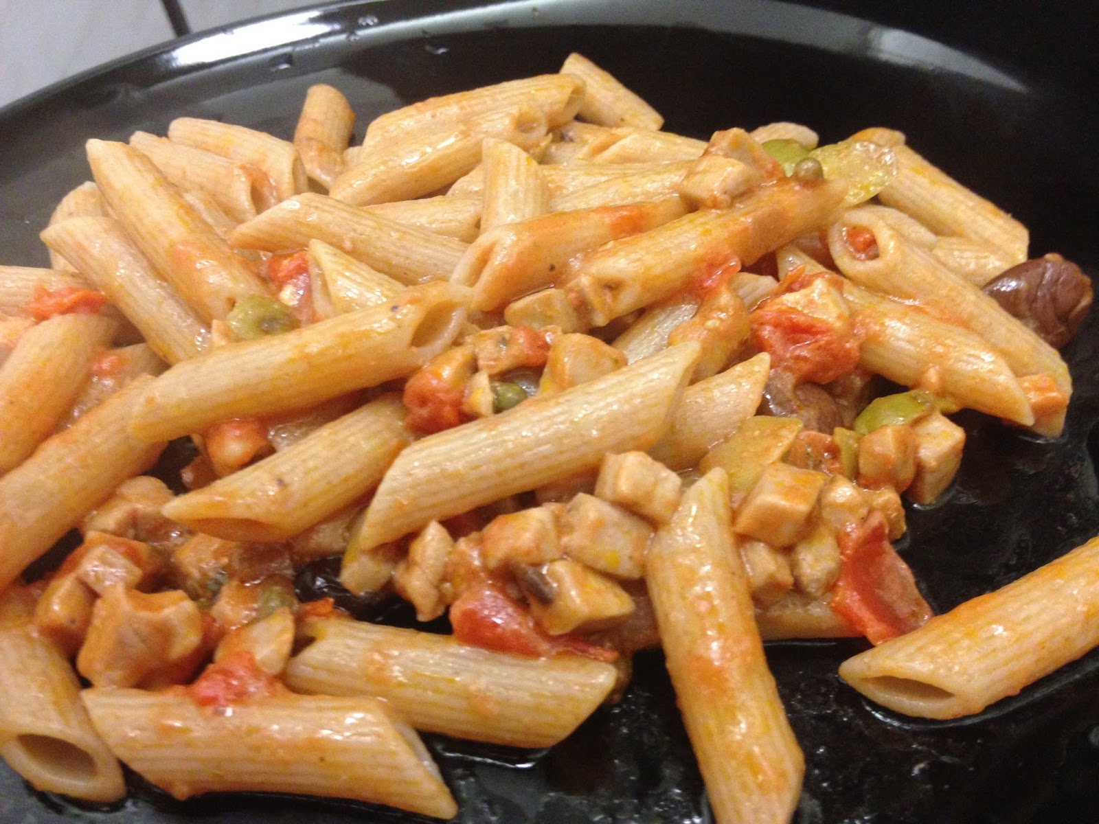 Senza bimby, mezze penne semi integrali al farro con tonno fresco, olive veri, olive taggiasche e capperi