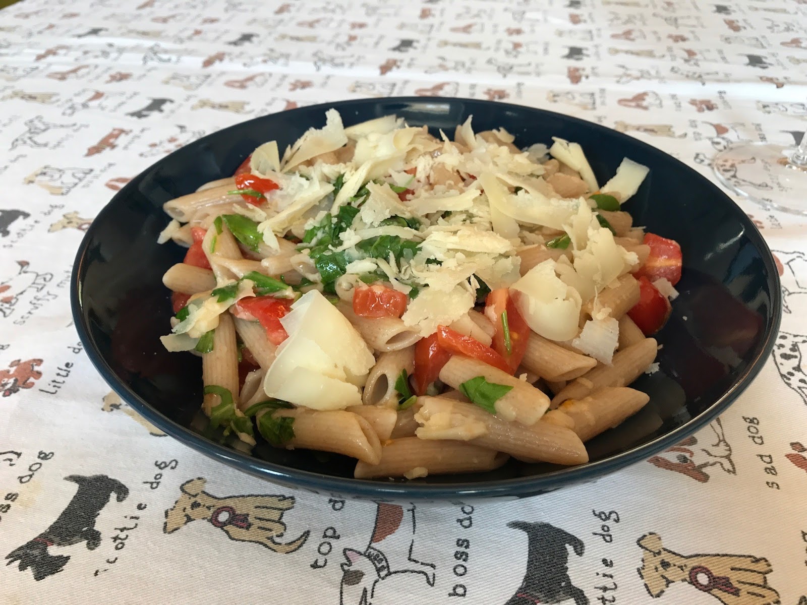 Senza bimby, penne al farro con rucola, pomodorini, raspadura