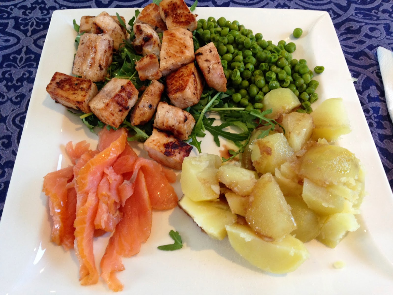 Senza bimby, pesce spada alla piastra su letto di rucola, piselli, patate al vapore con aceto balsamico e salmone affumicato