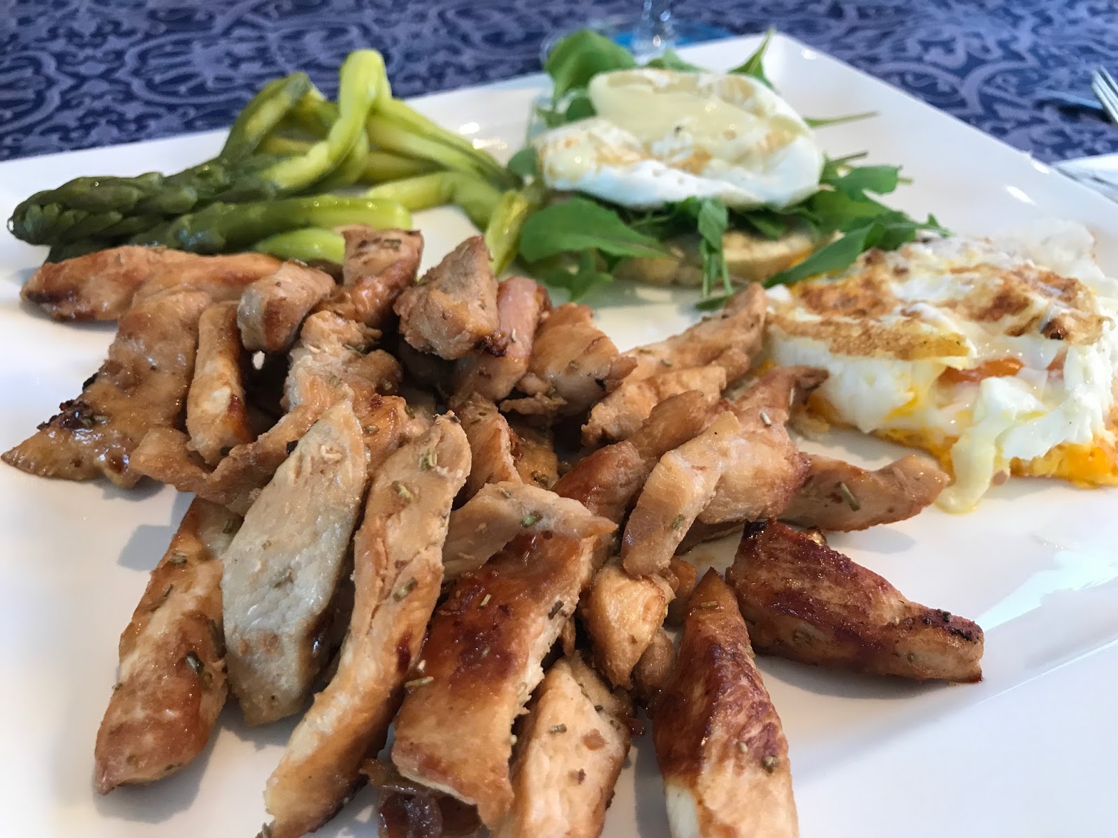 Senza bimby, pollo alla piastra al rosmarino, uova, asparagi verdi, gallette con rucola e tomino