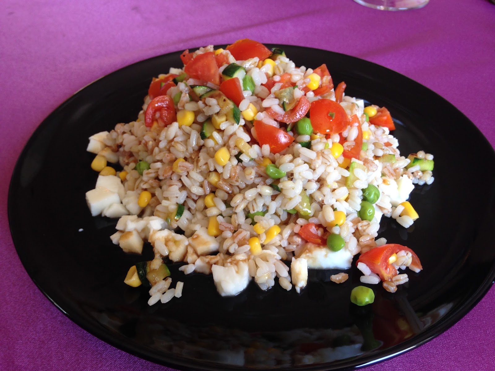 Senza bimby, riso, farro, orzo con pomodorini, mais, zucchine tartare alla piastra, pisellini freschi e mozzarella