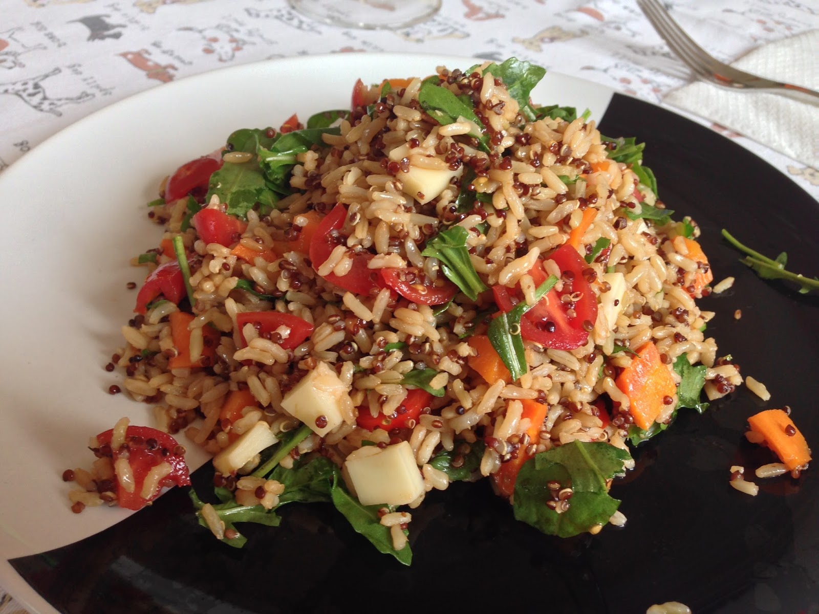 Senza bimby, riso lungo integrale e quinoa con pomodorini, carote, rucola e mozzarella veg