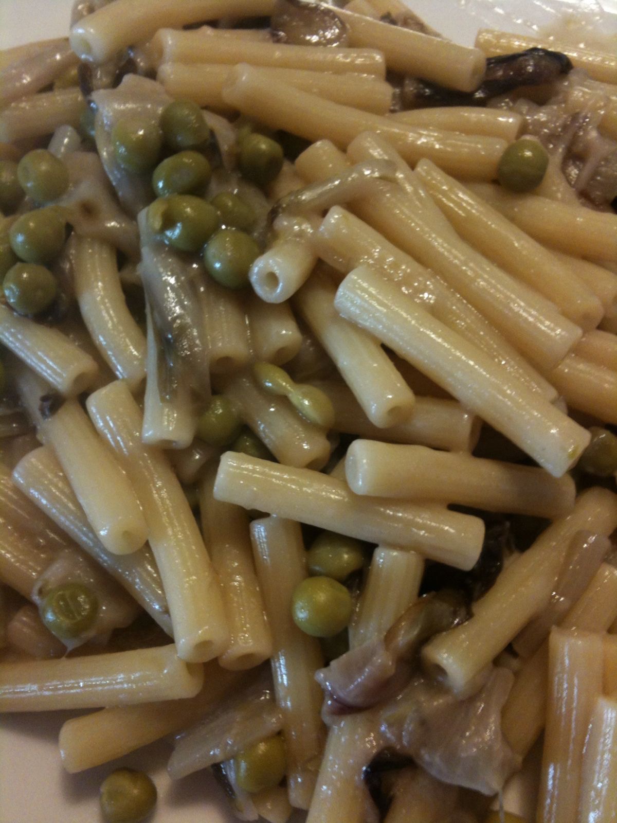 Senza bimby, sedanini con robiola, radicchio e piselli