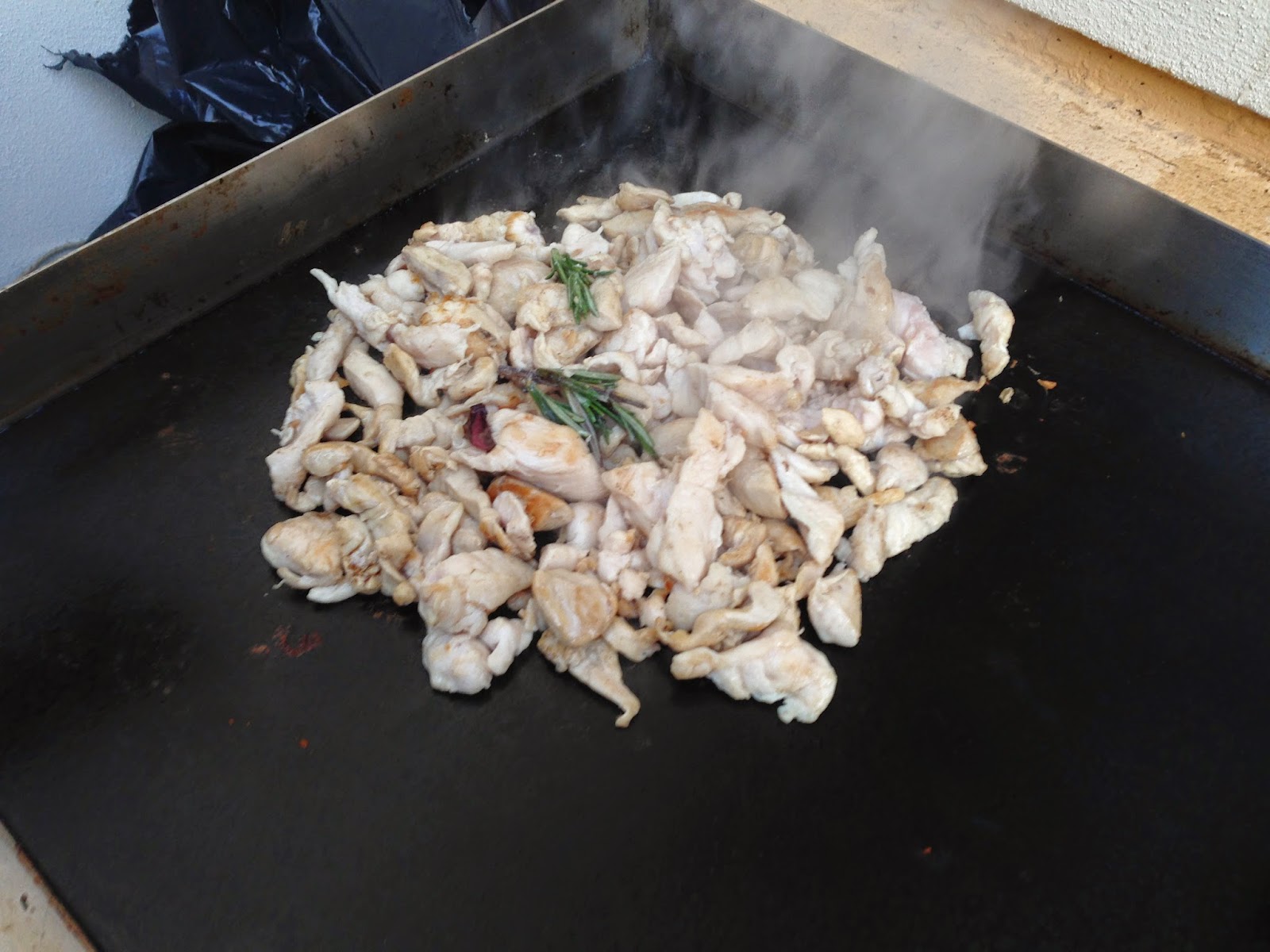 Senza bimby, straccetti di pollo al rosmarino e radicchio lungo alla piastra