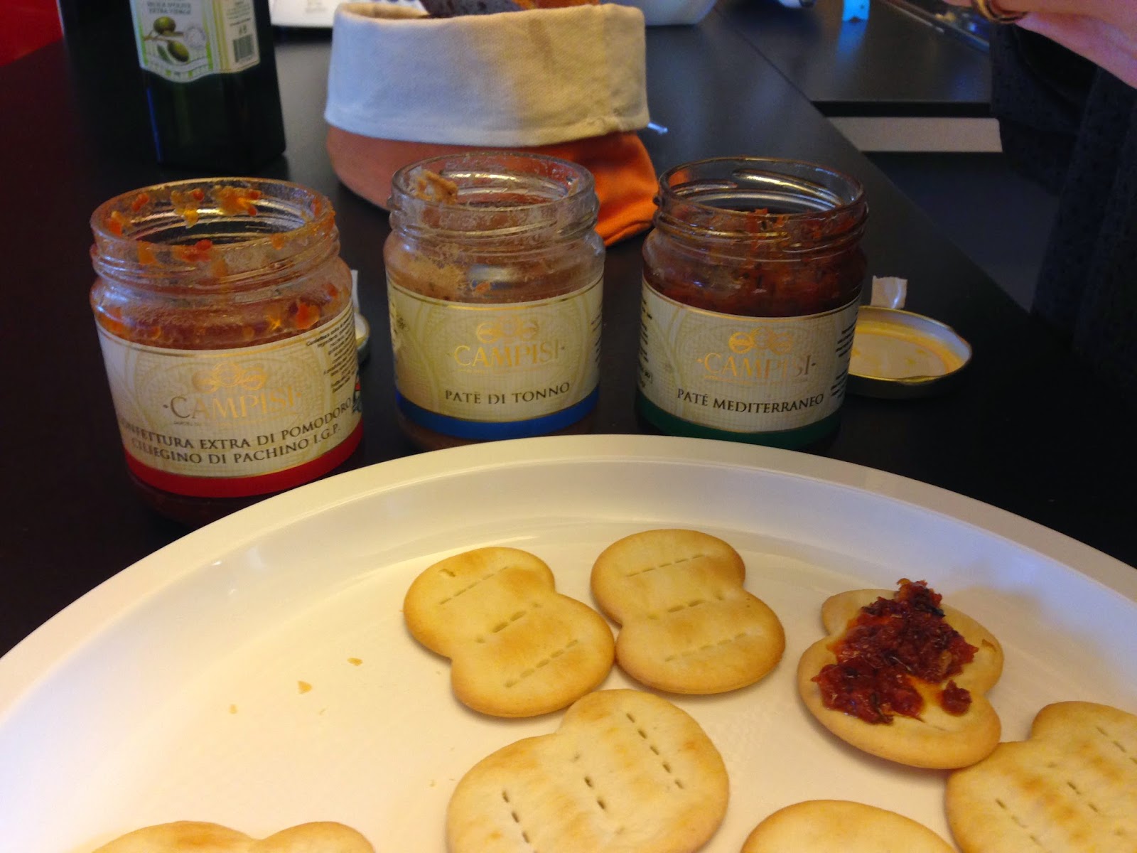 Senza bimby, stuzzichini per antipasto con michetti, patè di tonno, patè mediterraneo e confettura di pomodori