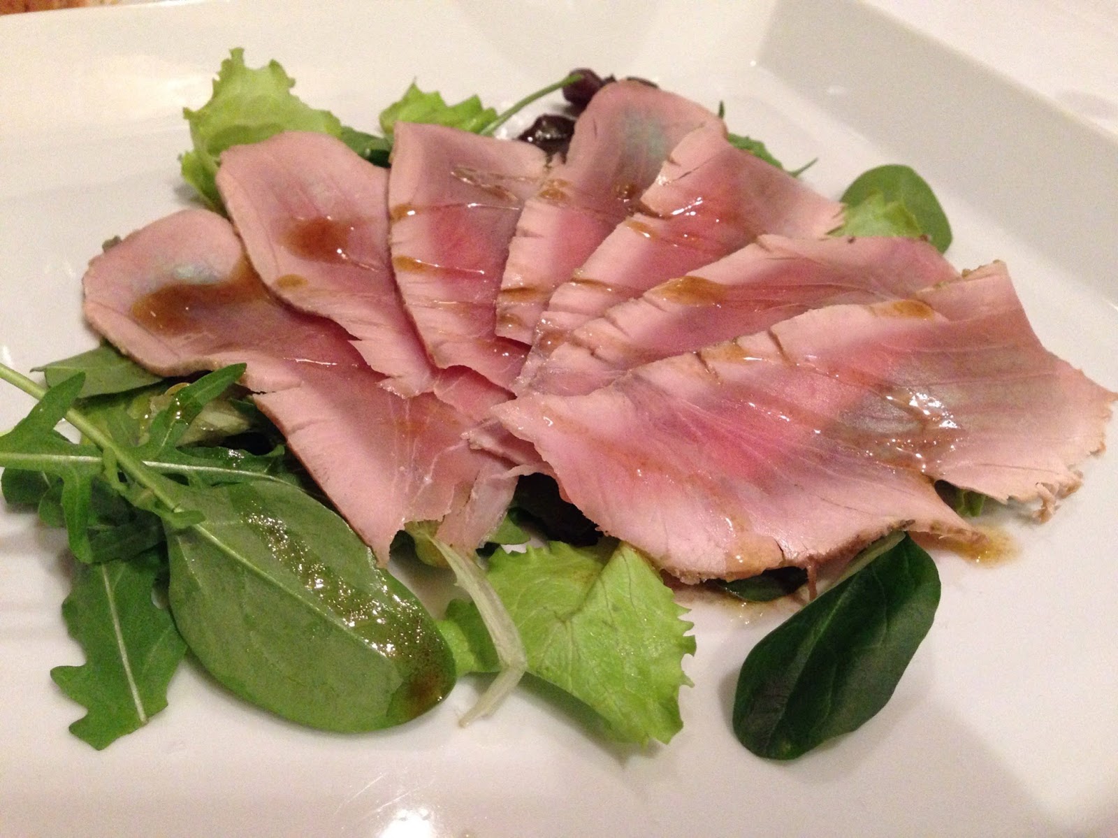 Senza bimby, tagliata di tonno su letto di misticanza, carote e zucchine a bastoncino ed asparagi