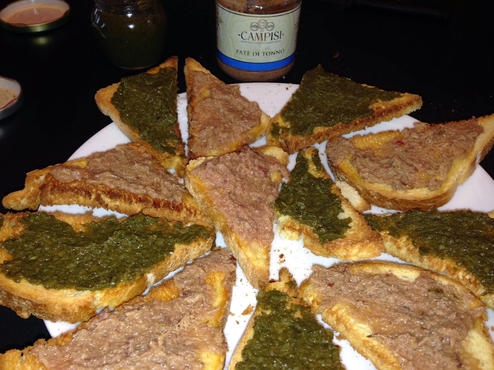 Senza bimby, triangoli con patè di tonno e salsa al tarassacco