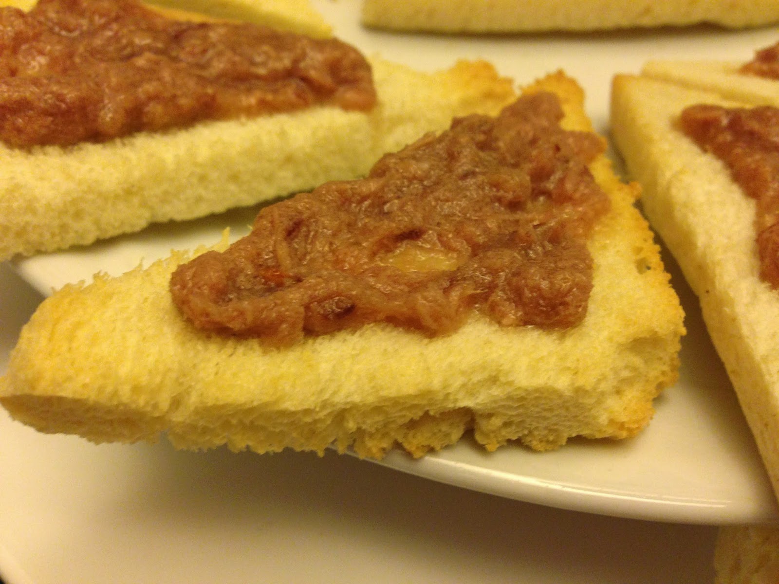 Senza bimby, triangoli di pane al kamut con paté di tonno ed insalata mista