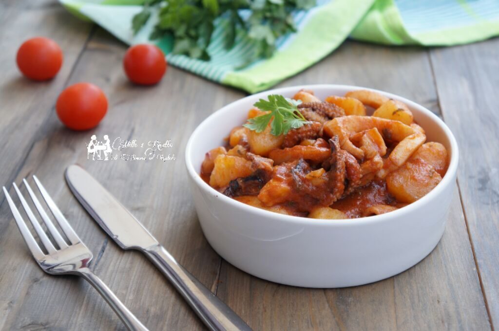 Seppia e patate in rosso primo e secondo in una pentola