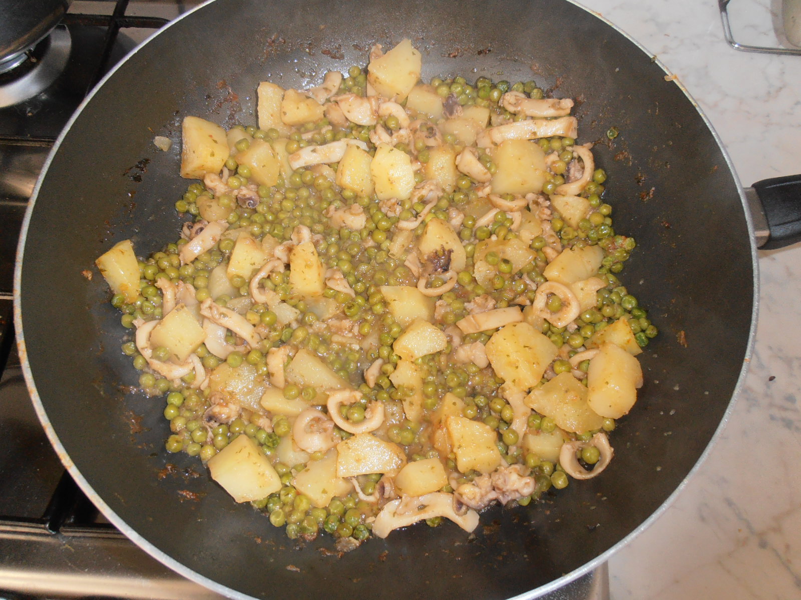 Seppie con piselli e patate