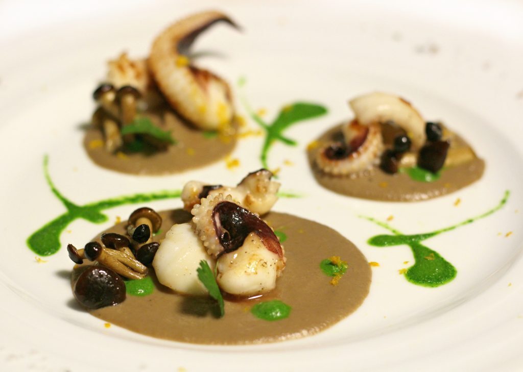 Seppie su crema di funghi e prezzemolo liquido