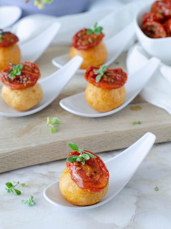 Sfere di albumi e parmigiano con pomodorini semi dry