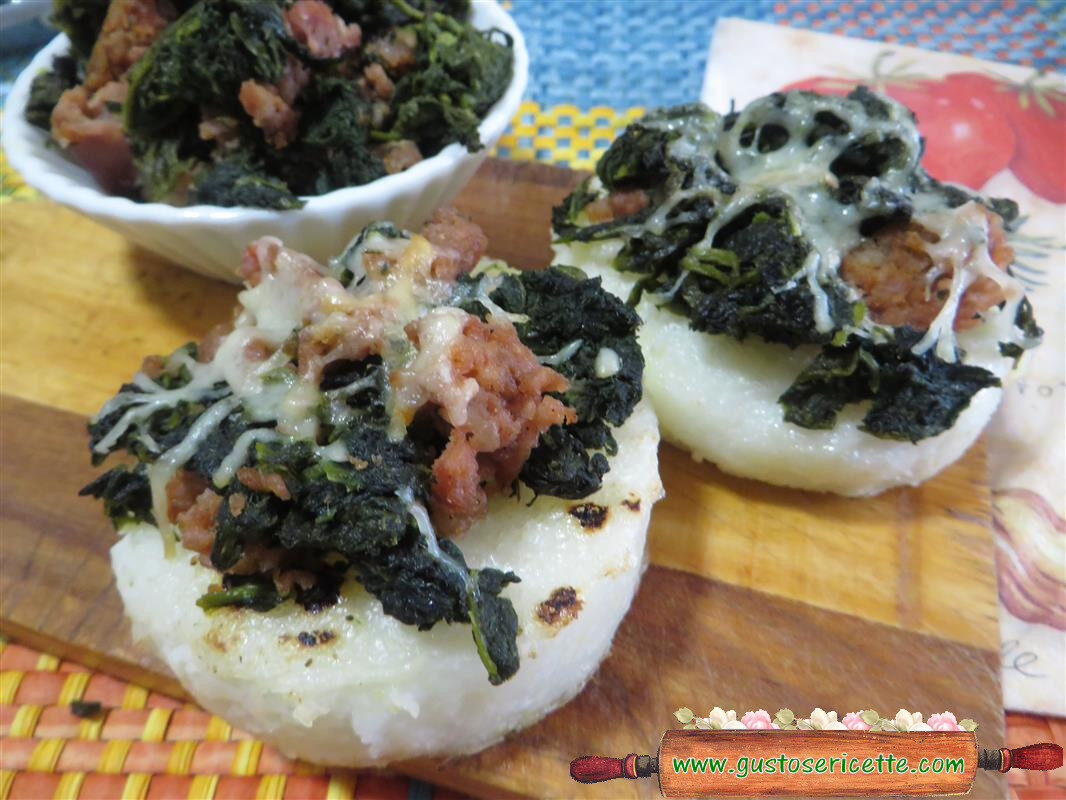 Sfizi polenta bianca cicoria e salsiccia
