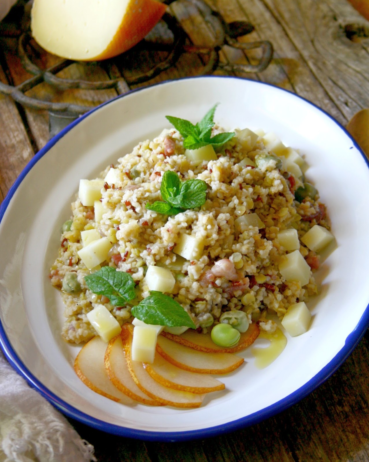 Sfiziosa di bulgur e riso rosso del colle con fave e pecorino