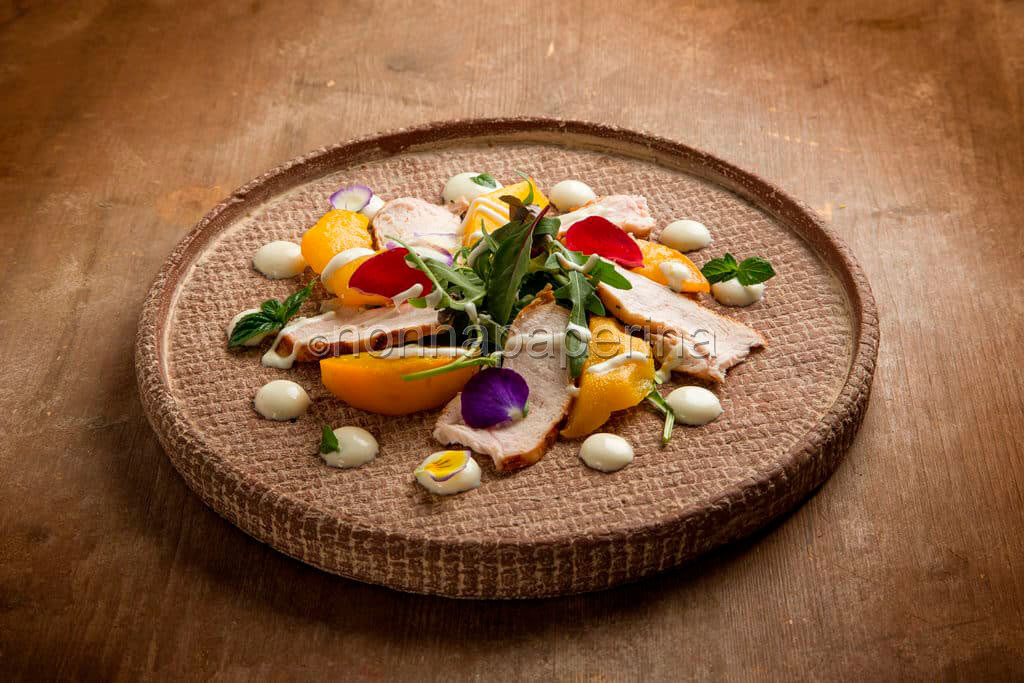 Sfiziosa insalata light di pollo con pesche grigliate e yogurt